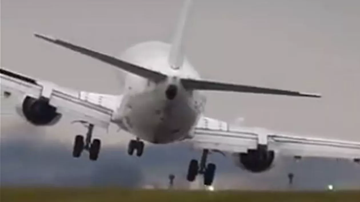 Aterizare dificilă la Praga: Un Boeing 737 a fost la un pas să se zdrobească de pistă din cauza vântului (VIDEO)