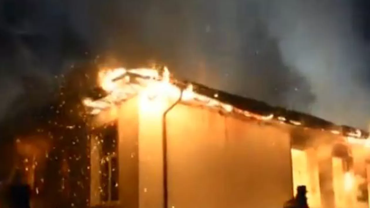 Intervenție dramatică în județul Argeș: Doi copii și bunica lor au fost salvați de pompieri dintr-o casă cuprinsă de flăcări (VIDEO)