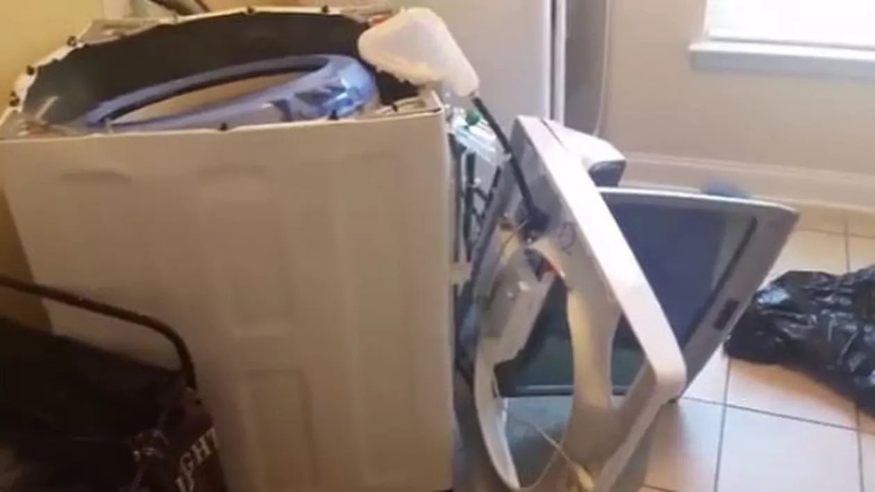 Mai întâi le-au explodat telefoanele, acum mașinile de spălat: Probleme mari pentru compania Samsung (FOTO, VIDEO)