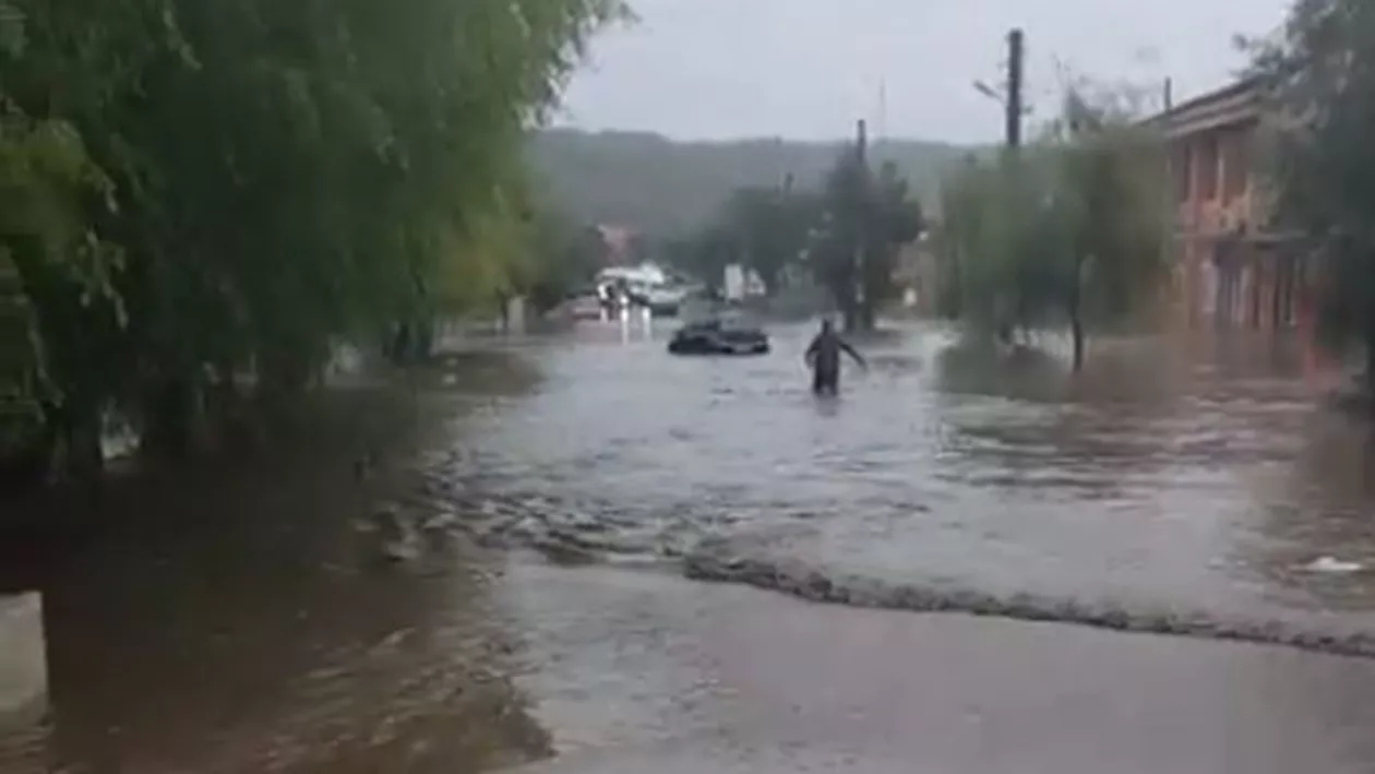 Inundațiile au făcut RAVAGII în mai multe zone din țară. Imagini INCREDIBILE surprinse într-o comună din Galați (VIDEO)