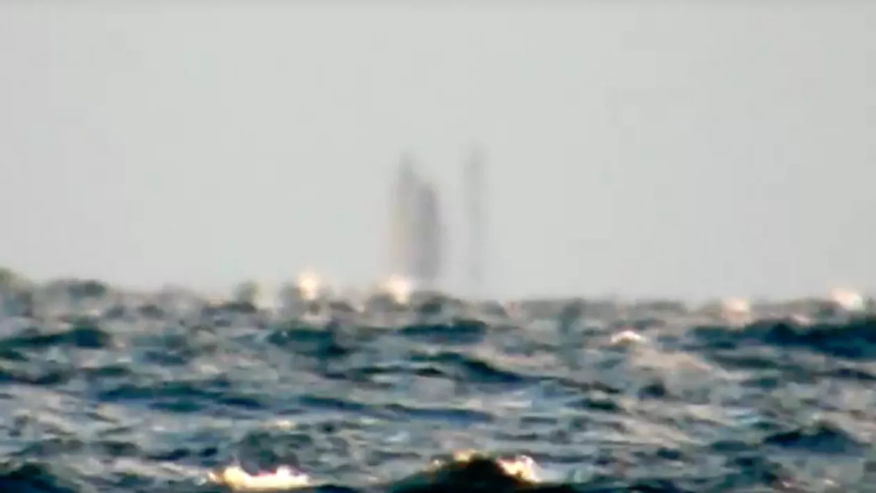 PRIMUL OZN PLUTITOR? Imaginile inexplicabile ale unei figuri fantomatice pe un lac din Michigan (VIDEO)