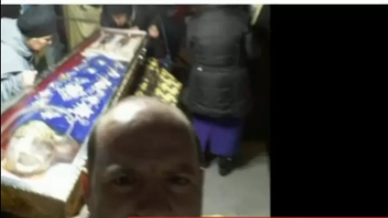 Moda selfie a ajuns și în rândul pelerinilor: Un bărbat a postat pe Facebook o poză cu el la moaște (FOTO)