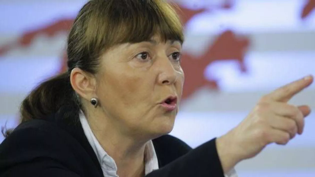 Videoreporterul Sorin Avram și-a luat „tzeapă” de la Monica Macovei: „Uitați-vă unde e mâna ei stângă, s-ar putea să fie în buzunarele altora”