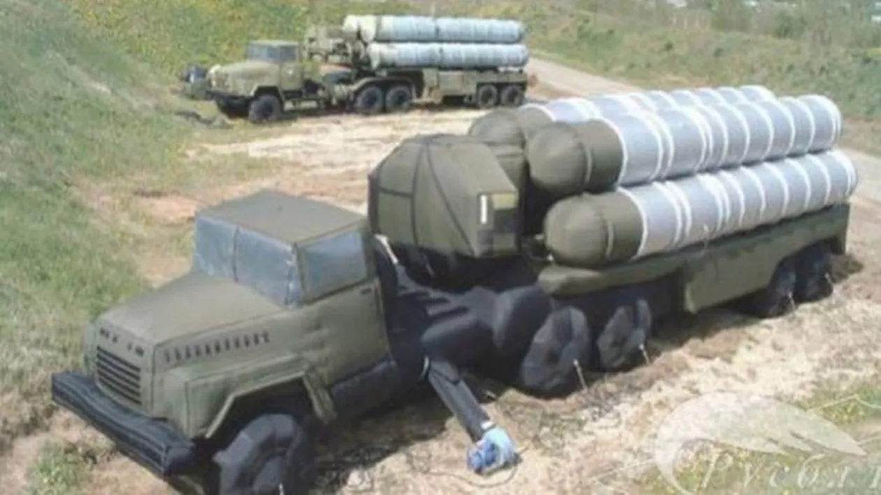 Războiul psihologic pe care îl duce Rusia: Divizii de tancuri, avioane și lansatoare de rachete gonflabile (FOTO și VIDEO)