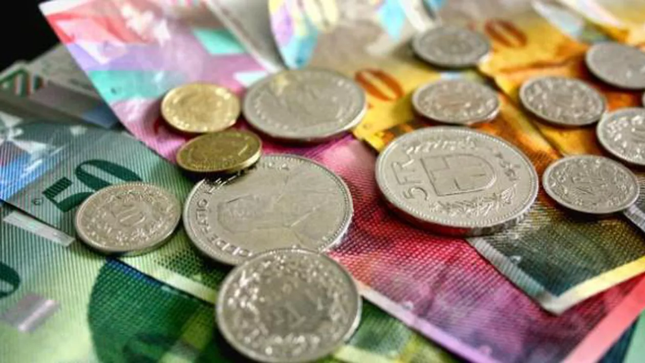 Cum arată calculele reale: Cei care au luat credite ipotecare în franci elveţieni au fost cel mai avantajaţi, plătind cel mai puţin până în prezent, iar pierzătorii sunt de fapt cei care au luat împrumuturi în lei, care au plătit cel mai mult