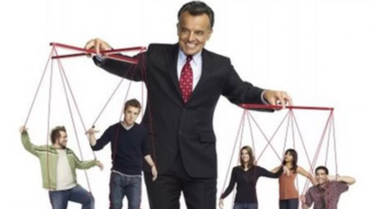 Tratat de manipulare: Cum sunt mătrășiți public tinerii care vor să acceadă în politică