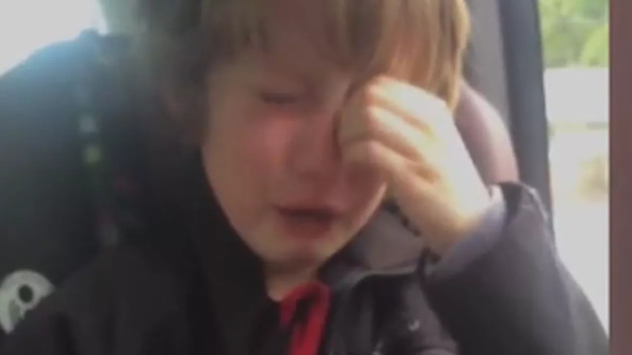 „Planeta noastră va fi distrusă. Oamenii pur și simplu sunt răi cu ea”. Un copil de câțiva ani este supărat din cauza lipsei de reacție a cetățenilor față de natură