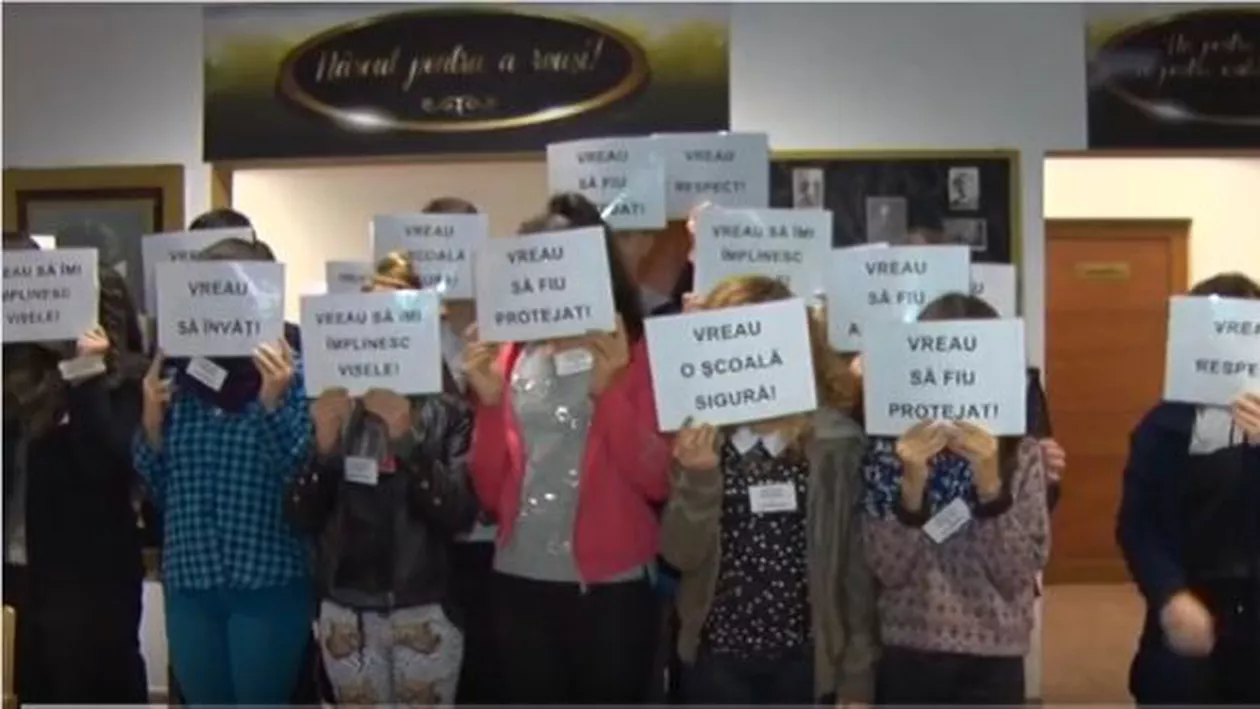 Proteste la o școală din Pitești. Mai mulți elevi și părinți refuză acceptarea unui copil diagnosticat cu ADHD în colectiv (VIDEO)