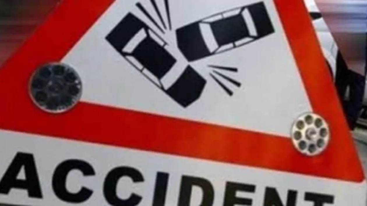 Un TIR și o camionetă s-au ciocnit pe DN 6: Două persoane au fost rănite (VIDEO)