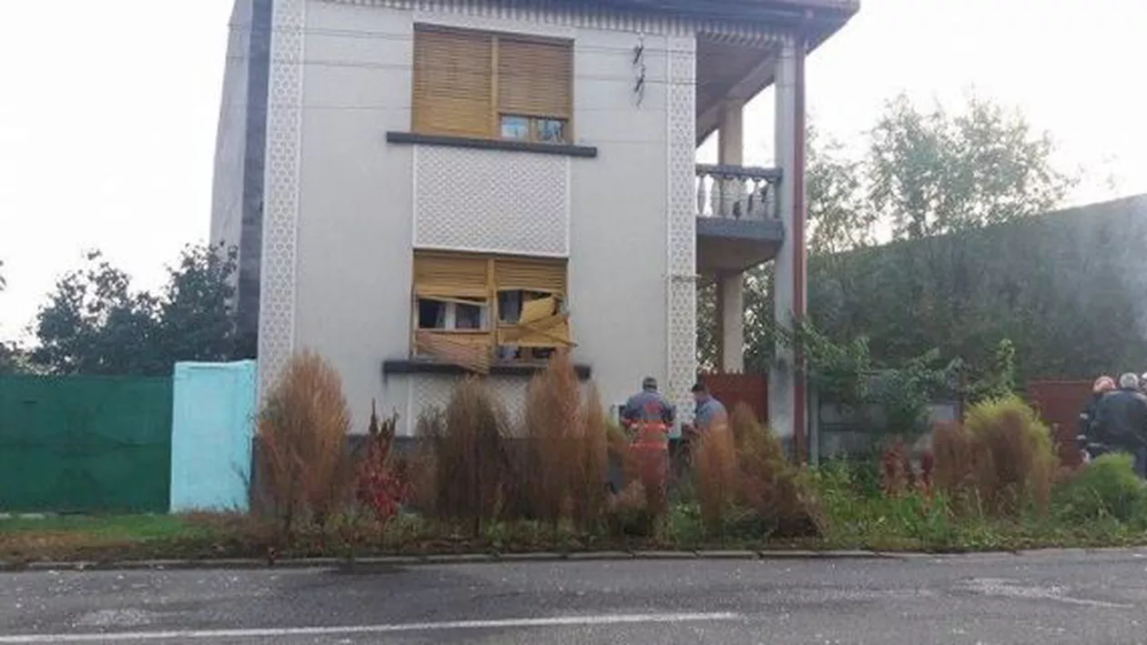 Explozie la o locuință din Satu Mare: O bătrână a fost transportată la spital în urma deflagrației (VIDEO)