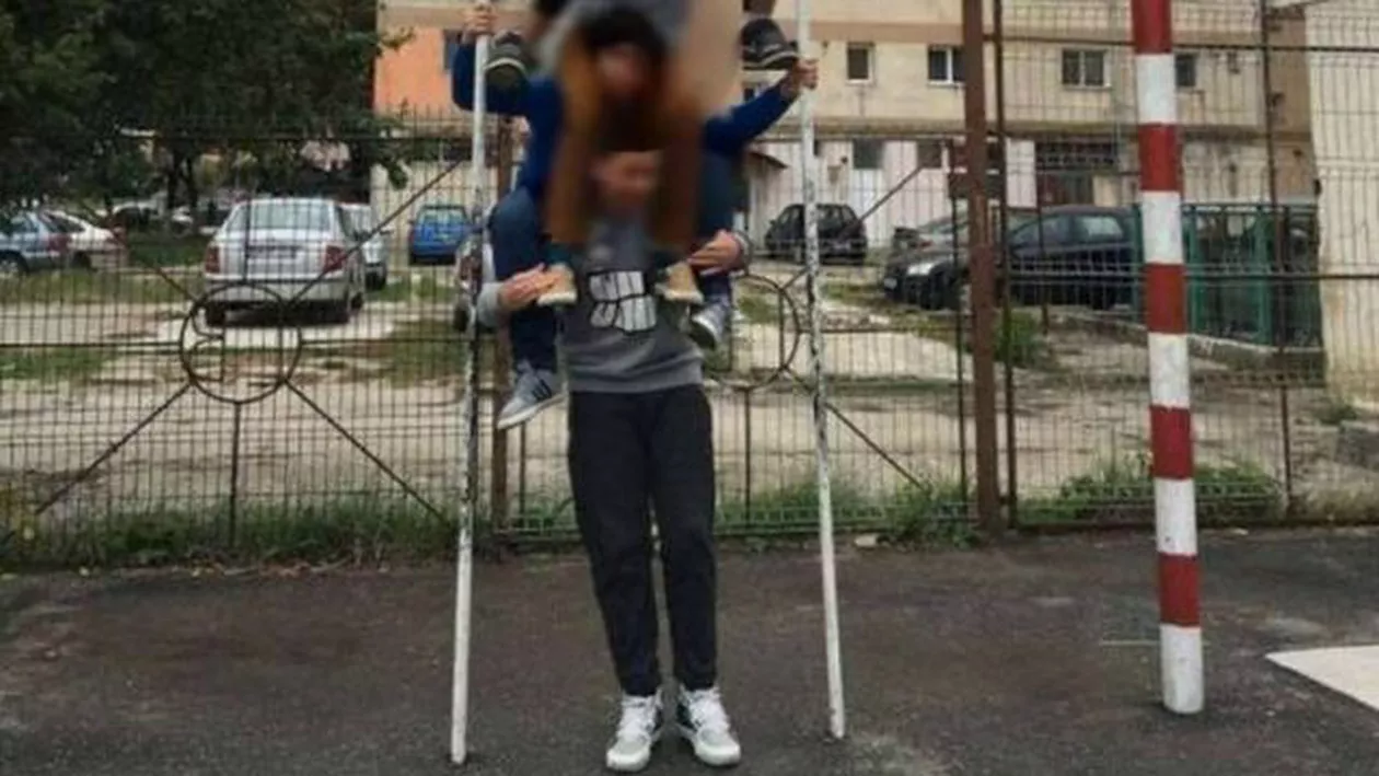 Acrobație periculoasă făcută de niște elevi din Satu Mare chiar în curtea școlii. Aceștia ar putea fi sancționați de conducerea școlii (FOTO)