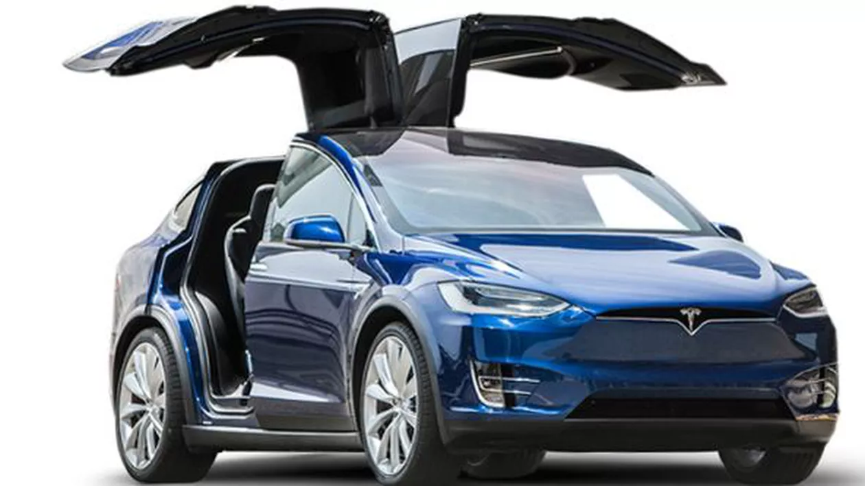 Tesla intenționează să introducă un hardware prin care mașinile să se conducă total singure