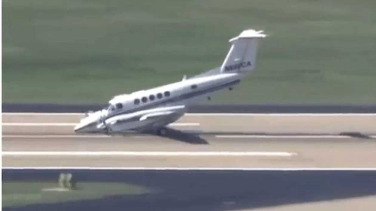 Momente de panică pe un aeroport din Oklahoma: Un avion de mici dimensiuni a aterizat direct "în nas" (VIDEO)