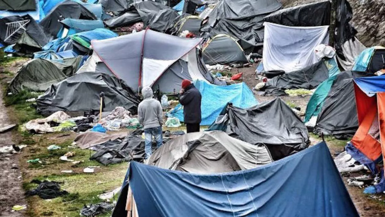 "Jungla" de la Calais începe să fie evacuată. Migranții vor fi transportați în noi centre de primire de pe teritoriul Franței (VIDEO)