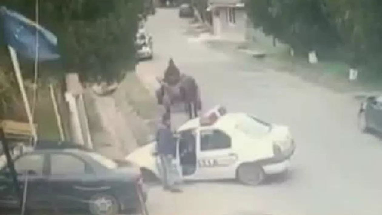 Vaslui: O mașină a Poliției a ajuns în șanț, după ce agentul a uitat să tragă frâna de mână (VIDEO)