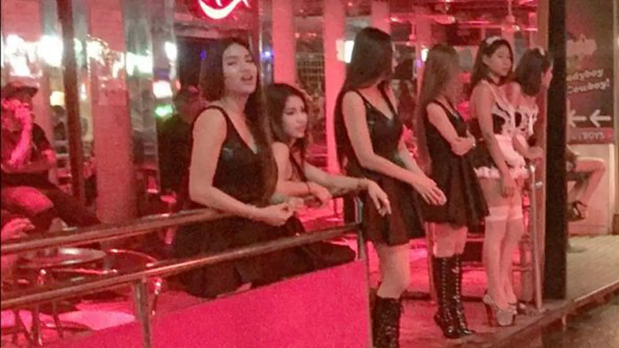 Prostituatele din Thailanda au ieși la muncă în doliu pentru moartea regelui (VIDEO-FOTO)