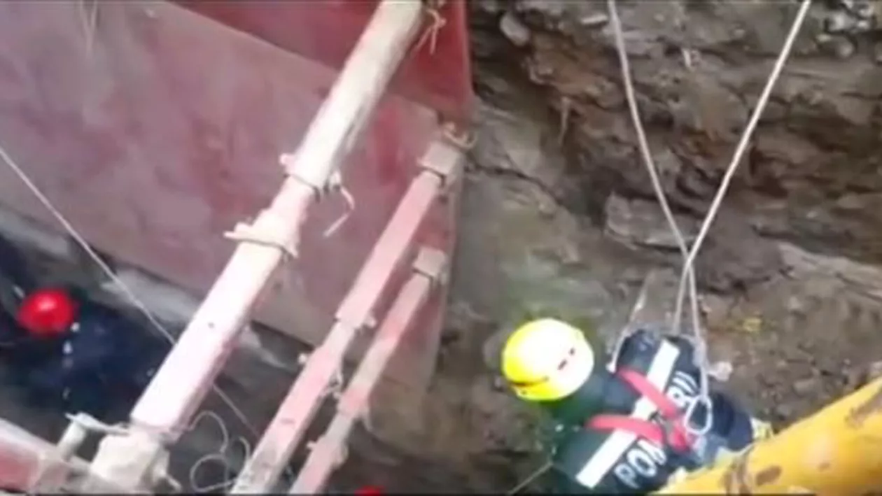 Un muncitor a fost prins sub un mal de de pământ, prăbușit în Sectorul 6 al Capitalei: Bărbatul a fost transportat la spital (VIDEO)