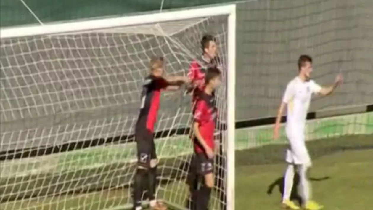 Fază comică la un meci din Elveția! Un arbitru A ANULAT un gol dat din penalty pentru că poarta avea o gaură (VIDEO)