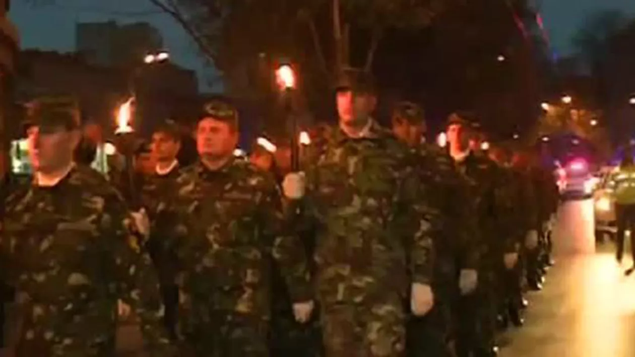 Spectacol impresionant pe străzile Capitalei: Retragerea cu torțe a militarilor a încheiat ceremoniile dedicate Zilei Armatei (VIDEO)