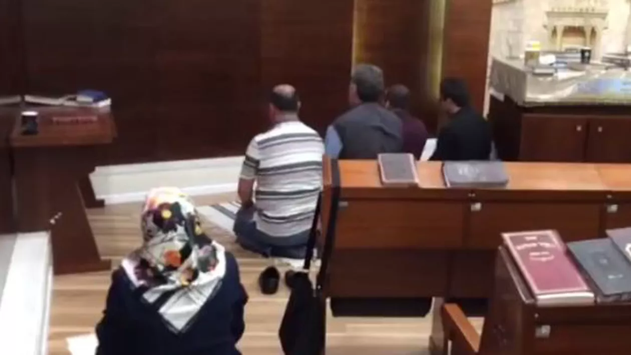 Câțiva musulmani turci au confundat o sinagogă cu o moschee și au folosit șalurile evreiești pe post de covorașe de rugăciune (VIDEO)