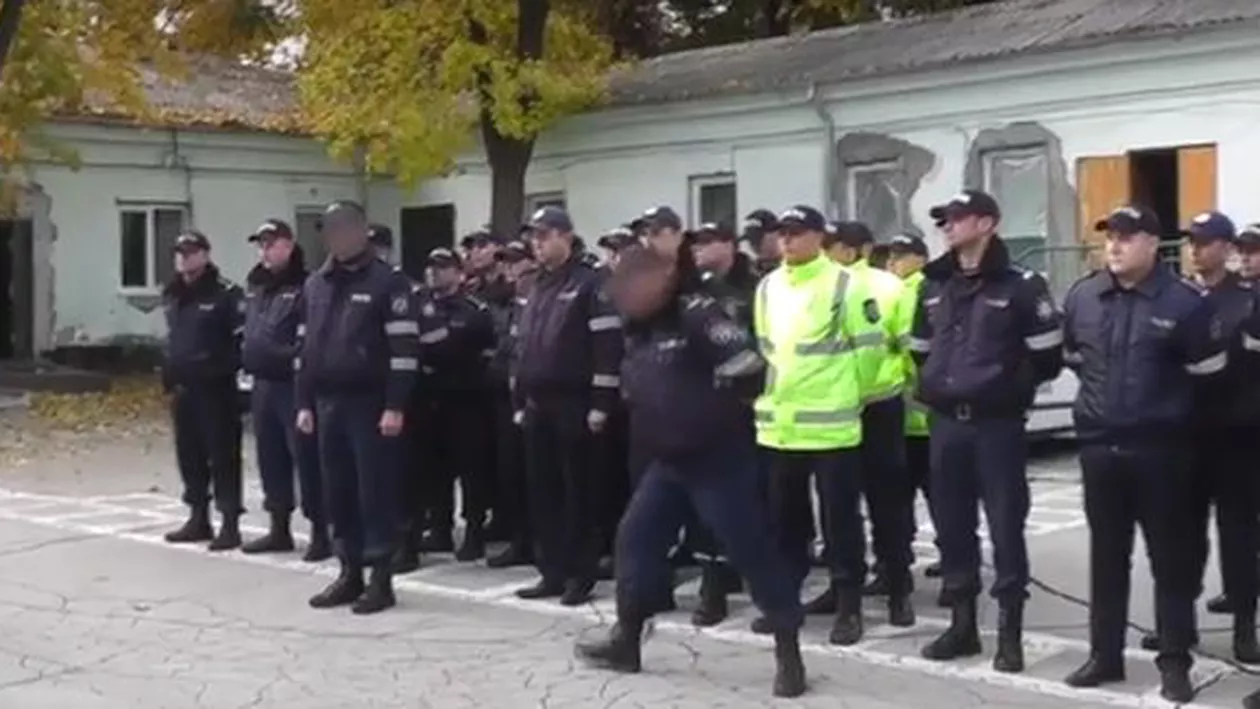 Momentul umilitor când 28 de polițiști moldoveni au fost reținuți în fața colegilor lor (VIDEO)