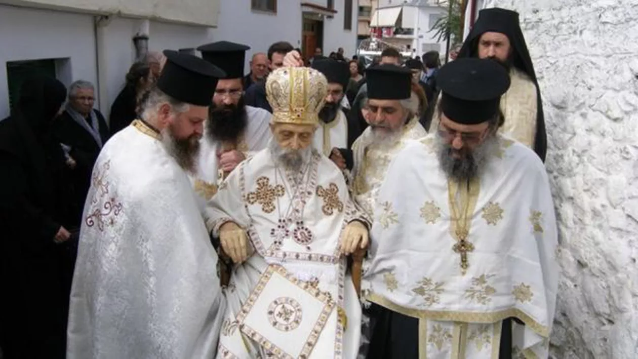 Cu mortul pe străzi: Corpul neînsufleţit al unui preot grec este plimbat de două zile prin Lamia, într-o paradă fastuoasă (FOTO)