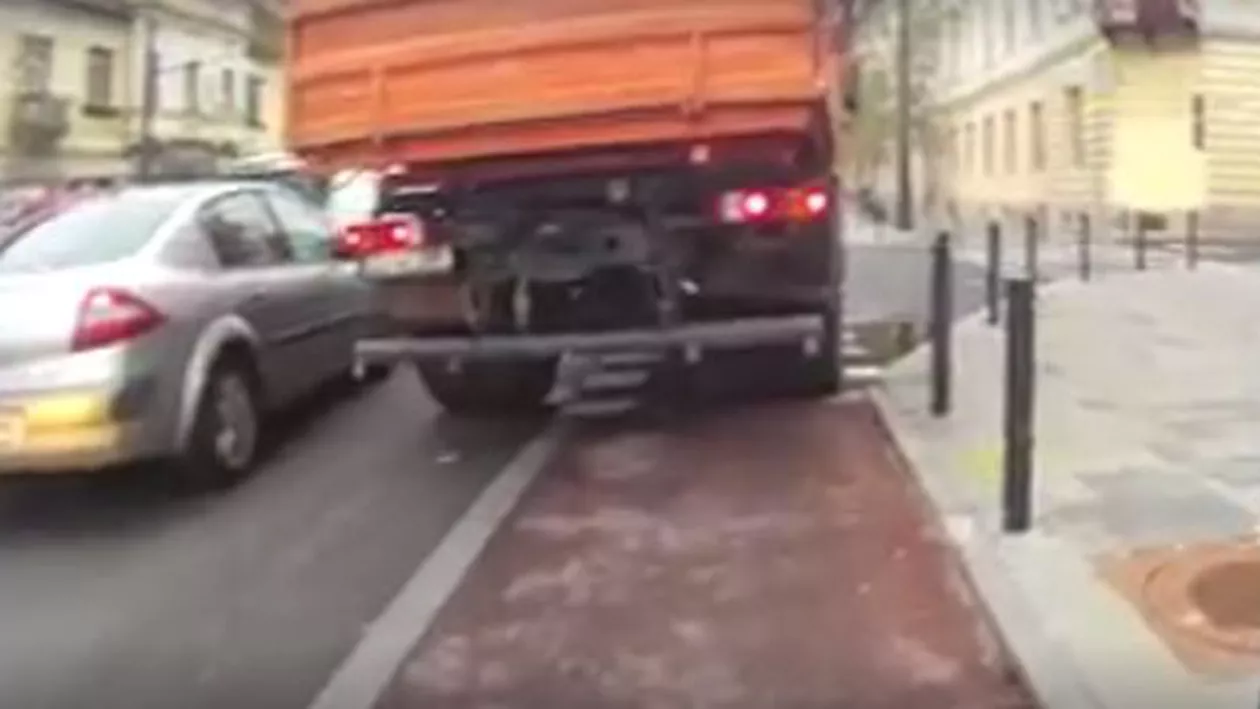 Un camionagiu, pericol public în Cluj-Napoca: Se urcă pe pistele de bicicliști fără a ține cont că putea accidenta pe cineva (VIDEO)