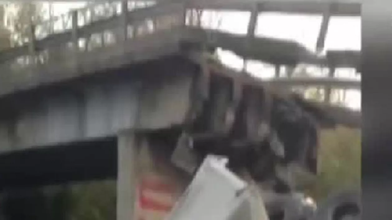 Italia: Un pod s-a prăbuşit sub greutatea unui tir. Un om a murit și trei au fost răniți (VIDEO)