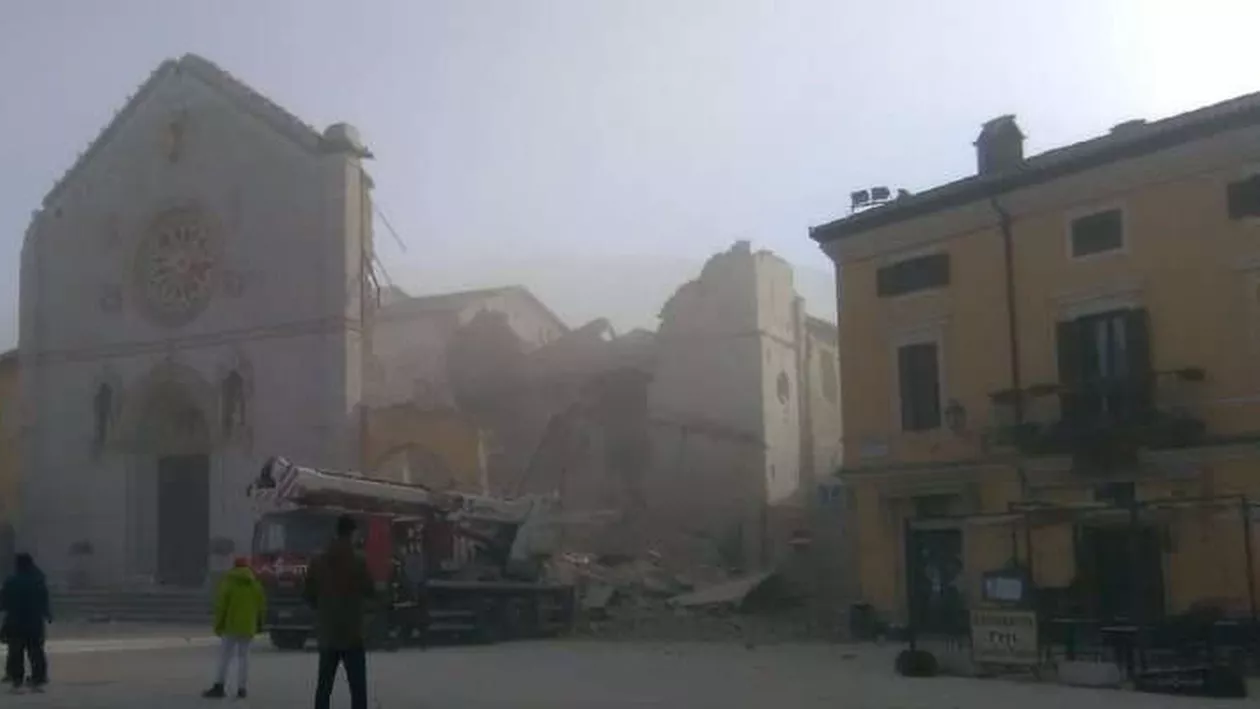 Situație ALARMANTĂ în Italia. Catedrala Sf. Benedict din Norcia s-a prăbușit în urma seismului de duminică dimineață (VIDEO + FOTO)