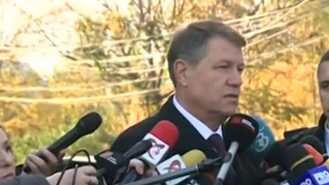Iohannis a depus o coroană de flori la clubul Colectiv: Avem datoria să nu lăsăm să se uite această tragedie! Nu trebuie să-i uităm pe cei care au murit aici! (VIDEO)