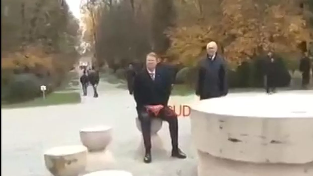 Primele IMAGINI VIDEO cu Iohannis așezat pe unul dintre scaunele de la Masa Tăcerii. Președintele s-a arătat încântat de ”fundalul perfect” (VIDEO)