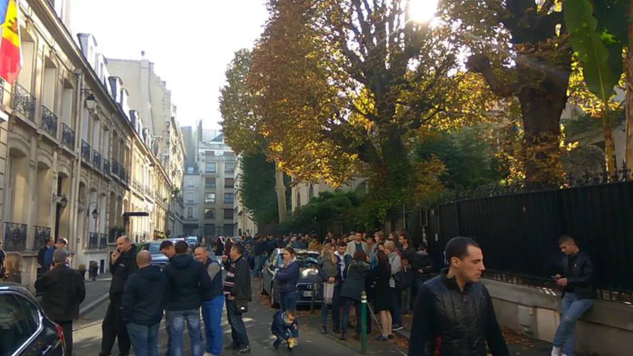 Situație trasă la indigo cu a românilor. Moldovenii din diasporă stau la cozi imense pentru a-și exercita dreptul la vot pentru alegerile prezidențiale din Republica Moldova (FOTO)