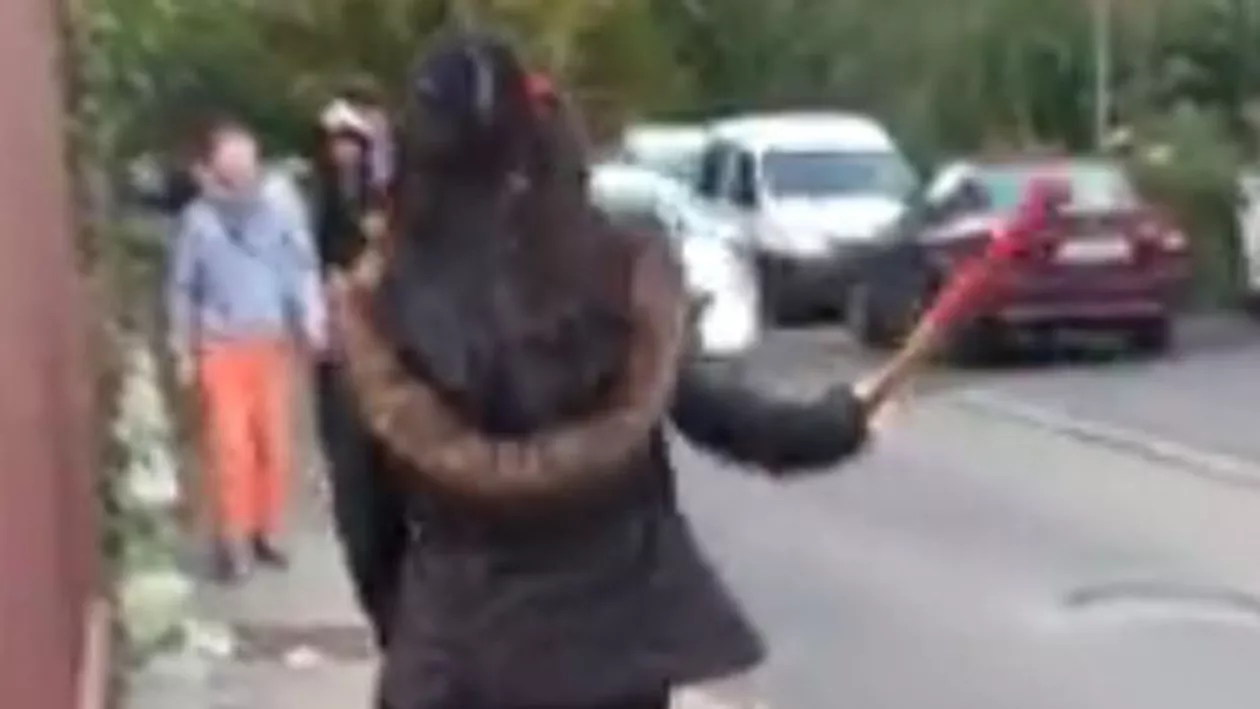 O elevă de clasa a V-a face legea printre colegi, înarmată cu o bâtă de baseball (VIDEO)