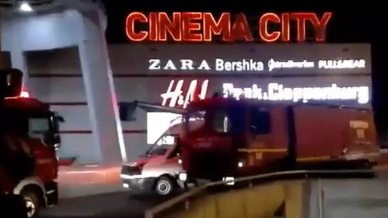 Panică la un mall din Constanța: Sute de oameni, evacuați de urgență în urma unui incendiu