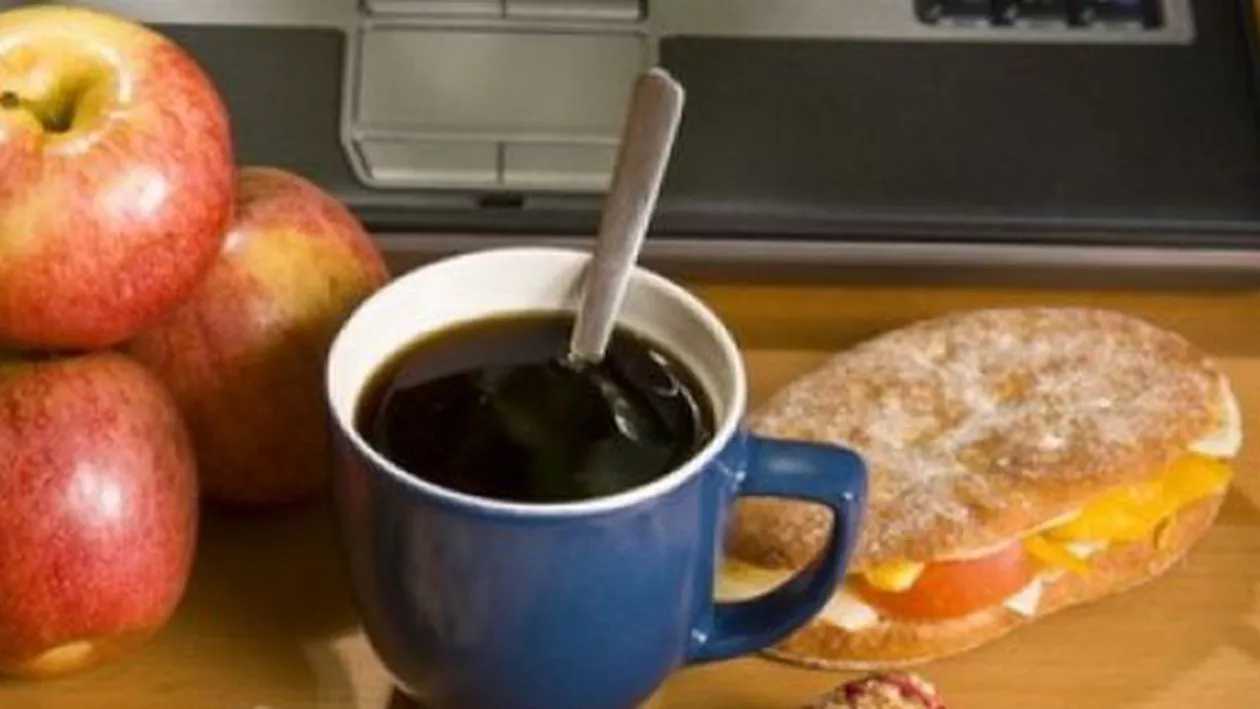 TOPUL ALIMENTELOR recomandate pentru a fi mâncate la BIROU: Cât de sănătoase sunt gustările dintre mese?