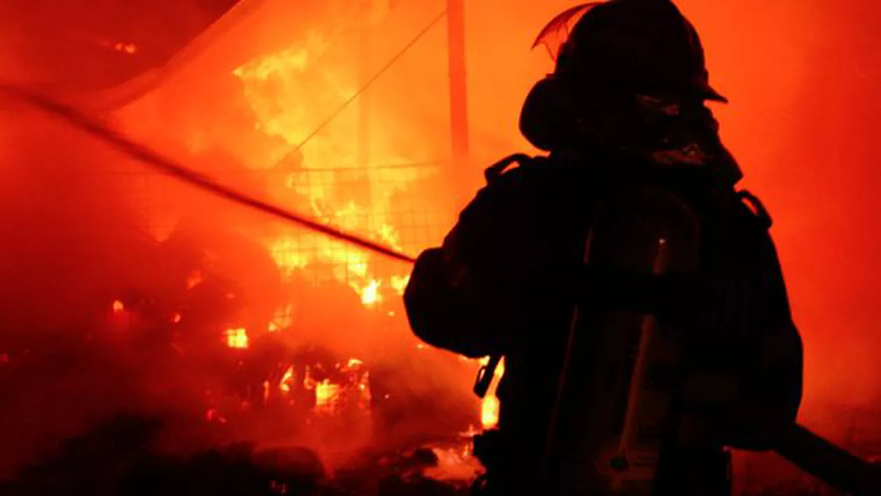 Incendiu PUTERNIC la un bloc de 10 etaje din Pitești