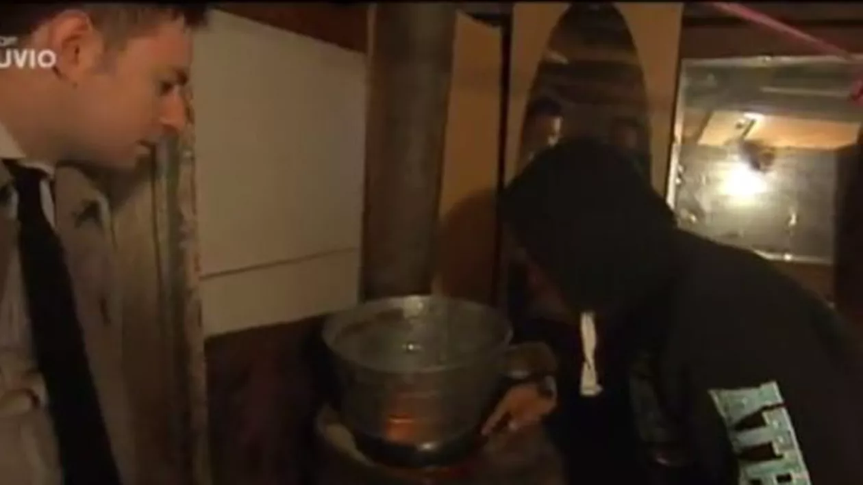 "Aici avem o baracă, în România nu avem. "Mulţumim pentru că ne lăsaţi să stăm aici!". VEZI REPORTAJUL realizat de o televiziune belgiană despre ROMÂNII care locuiesc într-o tabără improvizată în Bruxelles (VIDEO)