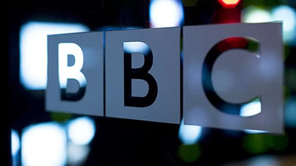 Umor britanic: Un parlamentar din Regat a cerut ca programele BBC să se încheie cu imnul național. Dorința i-a fost îndeplinită pe jumătate, într-un mod absolut surprinzător (VIDEO)