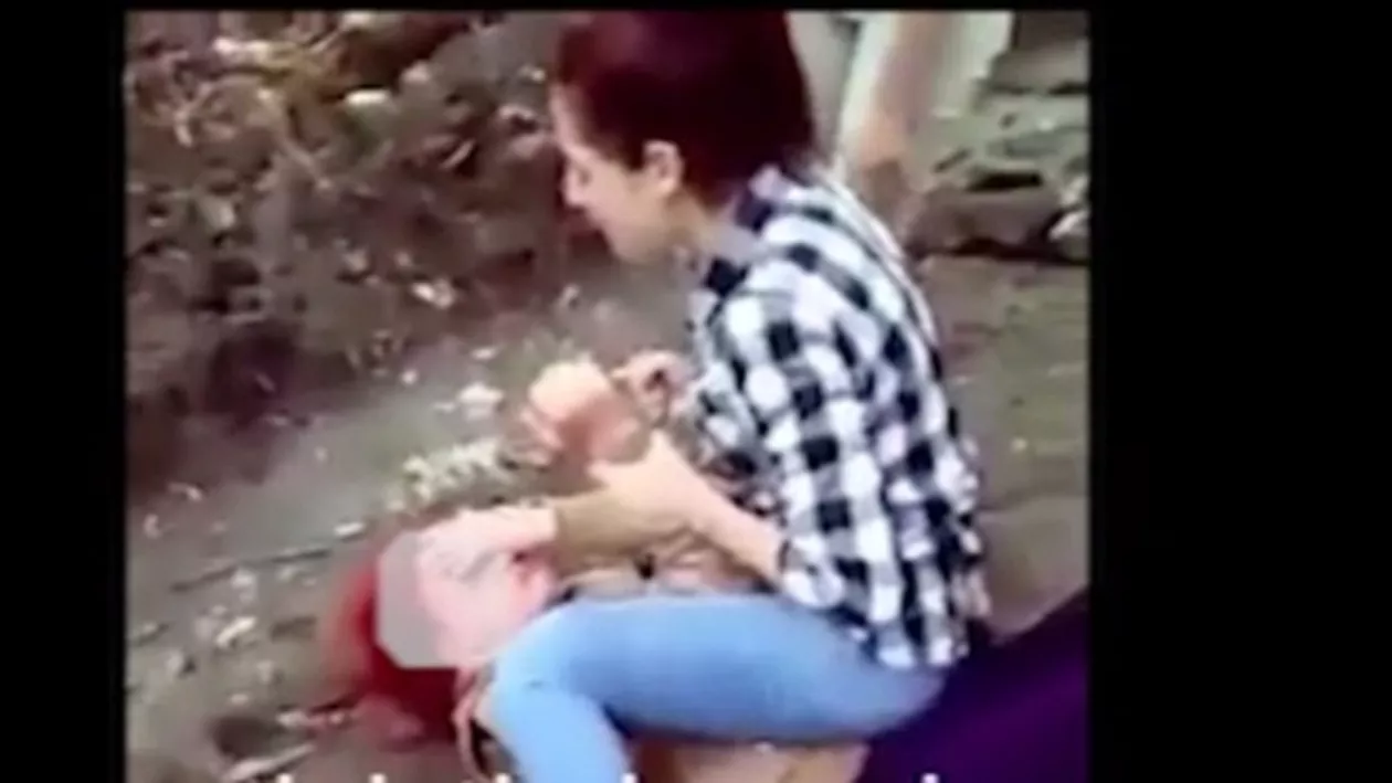 Bătaie între adolescente în Timișoara: Victima, lovită cu pumnii și picioarele și târâtă în noroi (VIDEO)