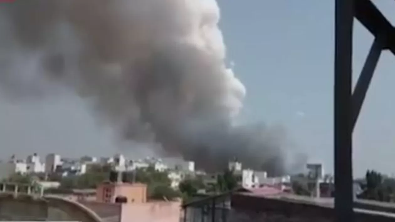 Explozii putenice, din cauza unor artificii aprinse accidental înaintea unui mare festival! Peste 200 de magazine au sărit în aer (VIDEO)