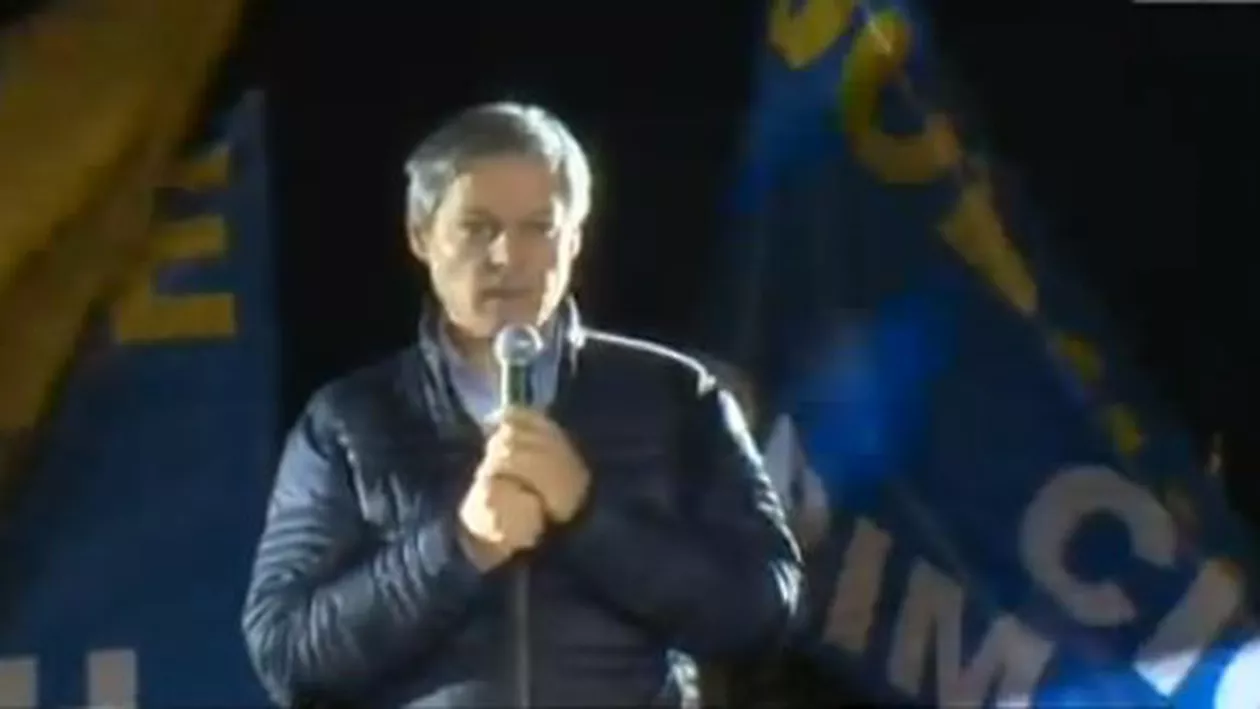 Dacian Cioloș, pe scenă în fața participanților la mitingul PNL: Avem nevoie de schimbare în politică și în partidele politice. Îmi doresc un Parlament care să lucreze pentru oameni (VIDEO)