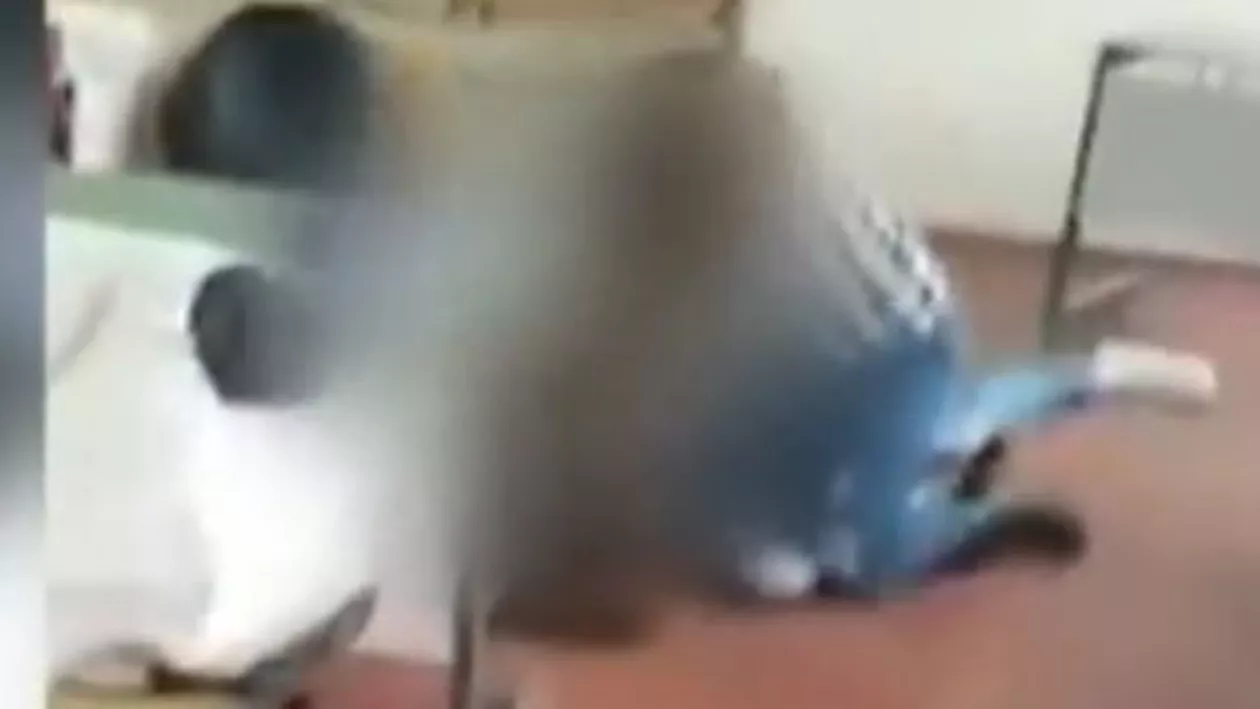 Baia Mare: Două eleve s-au bătut în sala de clasă. Conducerea școlii a aflat de pe Internet despre incident (VIDEO)