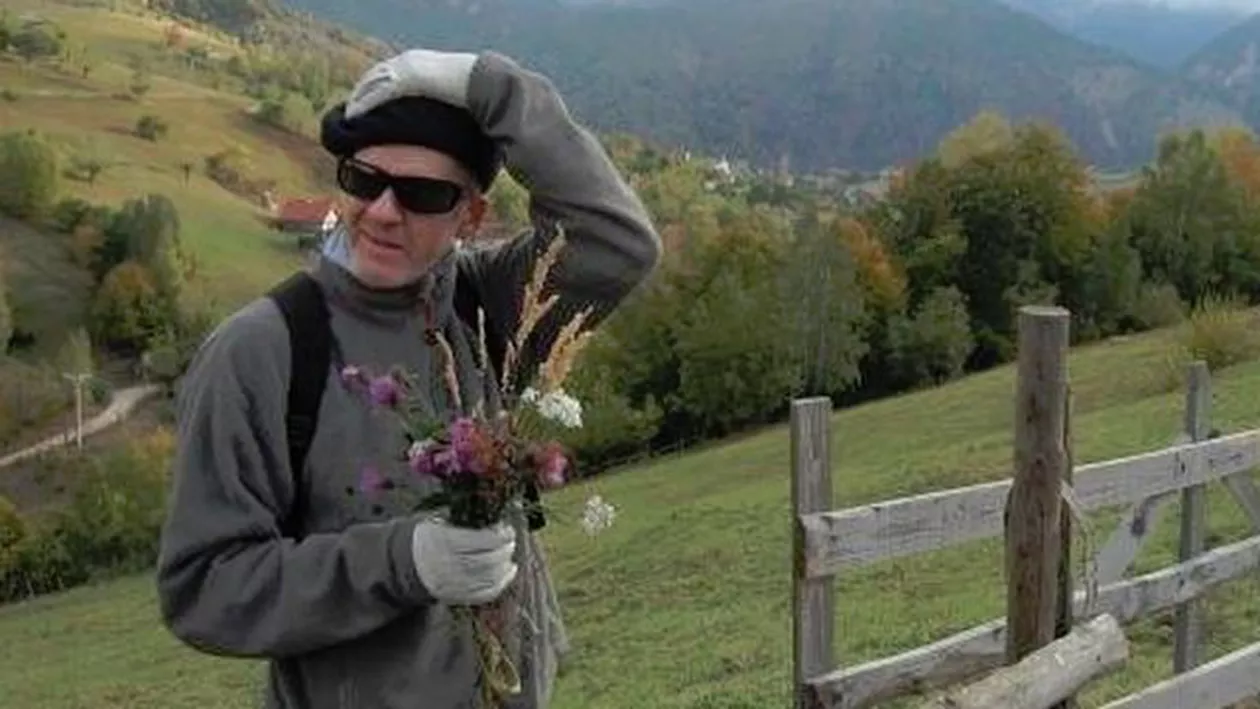 Scriitor britanic, voluntar la strâns gunoaie în județul Brașov: Mutat definitiv la Măgura, "un paradis pe pământ", acesta vrea să dea un exemplu românilor (VIDEO)