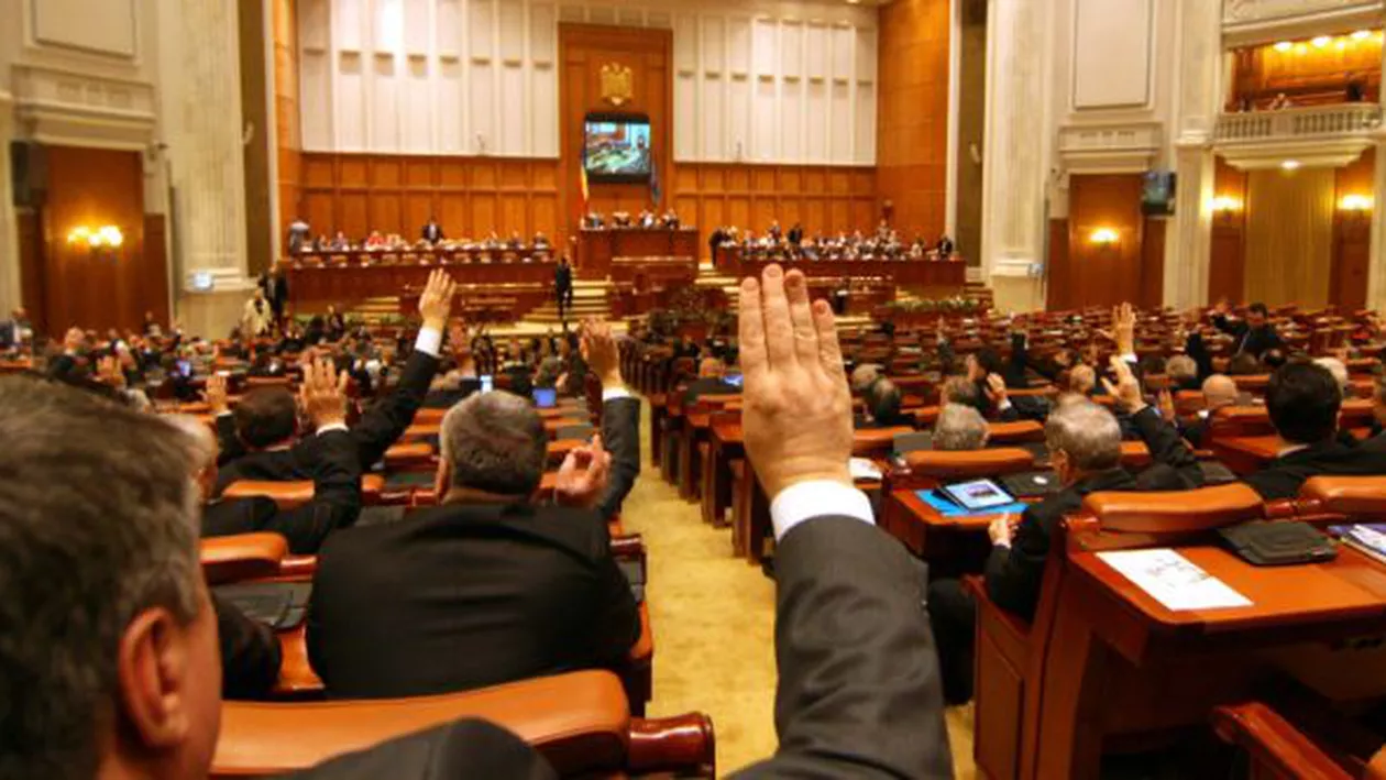 Legea privind majorările salariale a fost adoptată în Parlament: Angajații din sănătate și educație vor primi salarii mărite