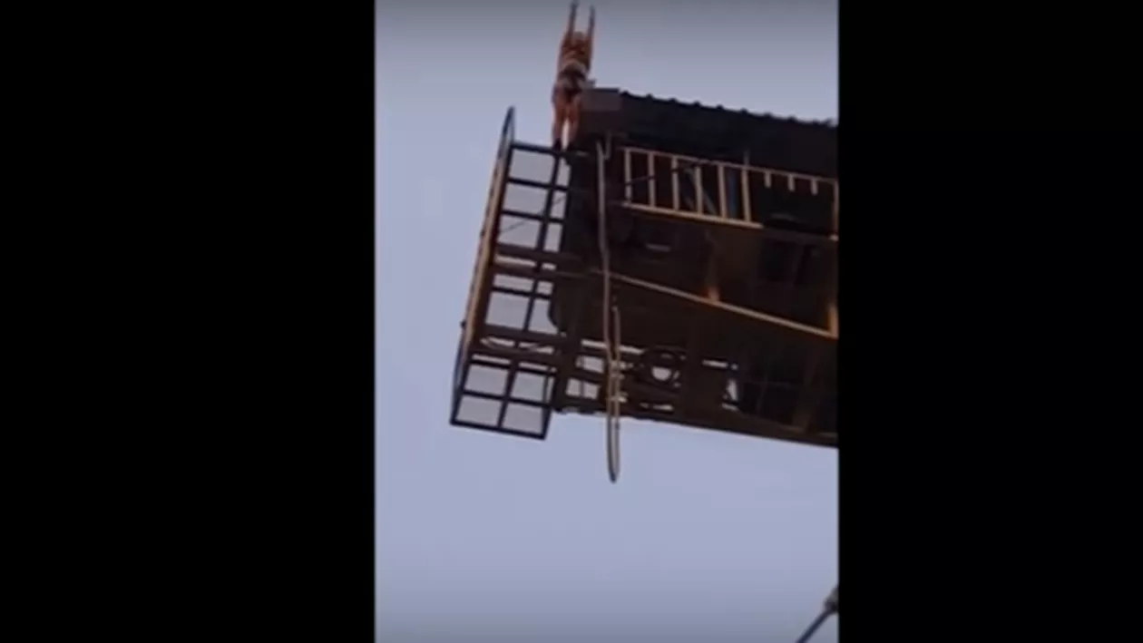MOMENT ŞOCANT! O tânără a făcut bungee jumping de la 50 de metri, iar coarda s-a rupt (VIDEO)