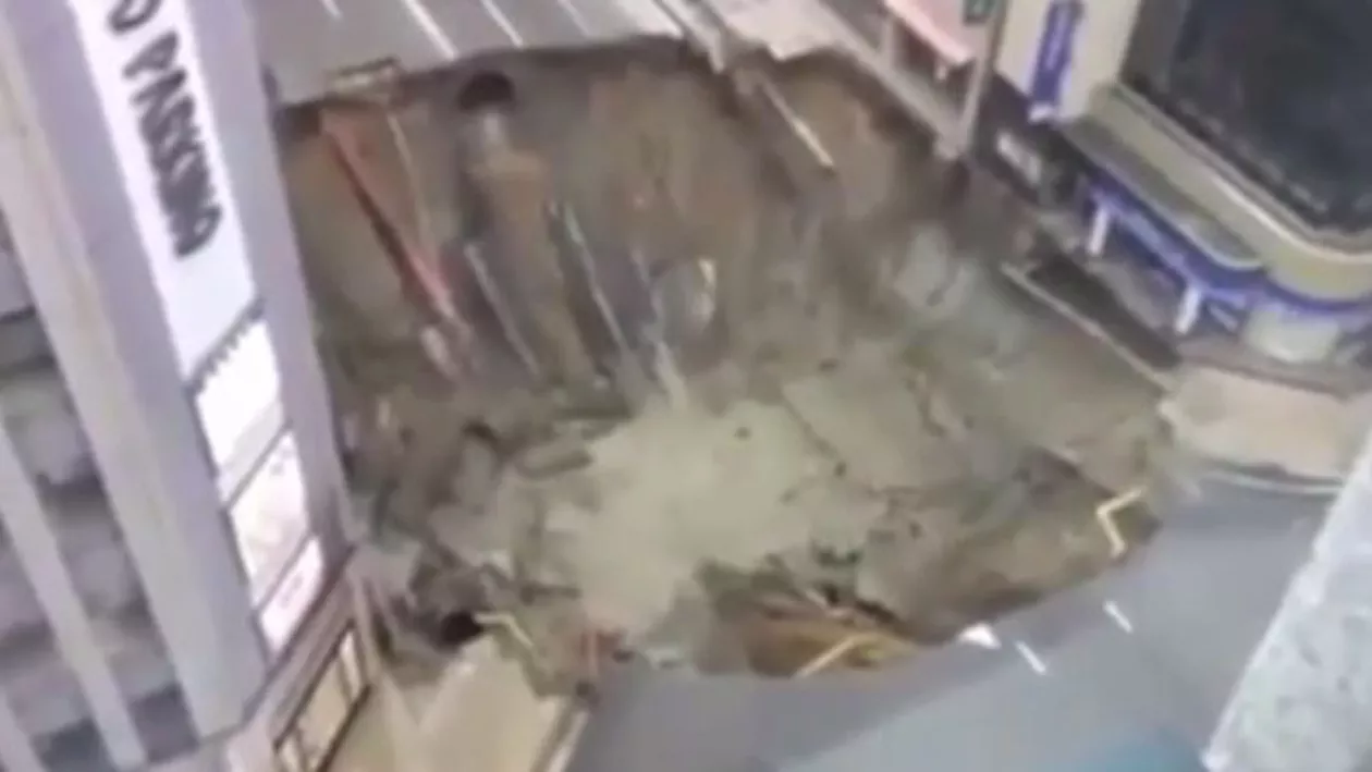 O groapă uriaşă a înghiţit o intersecţie dintr-o metropolă din Japonia (VIDEO)