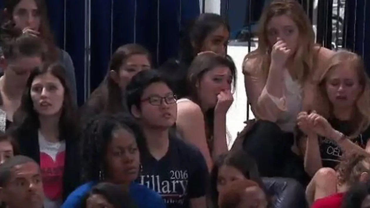Susținătorii lui Hillary Clinton, în LACRIMI. Candidata democrată își anunță voalat înfrângerea pe Twitter (VIDEO + FOTO)