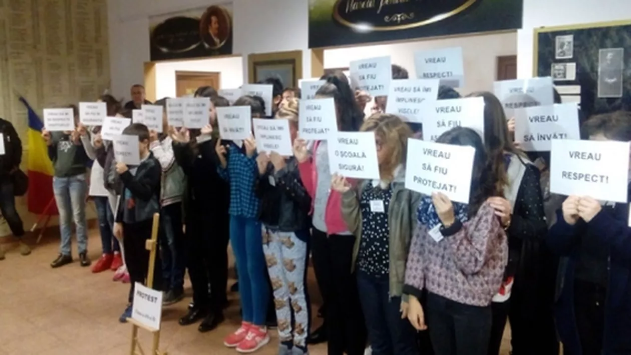 Plângere penală pentru părinții și copiii din Pitești care au protestat împotriva băiatului cu ADHD