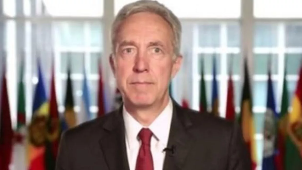 Un bărbat susține că a fost ridicat de pe stradă pentru că a scris pe Facebook că vrea să îi pună întrebări ambasadorului Klemm la o dezbatere