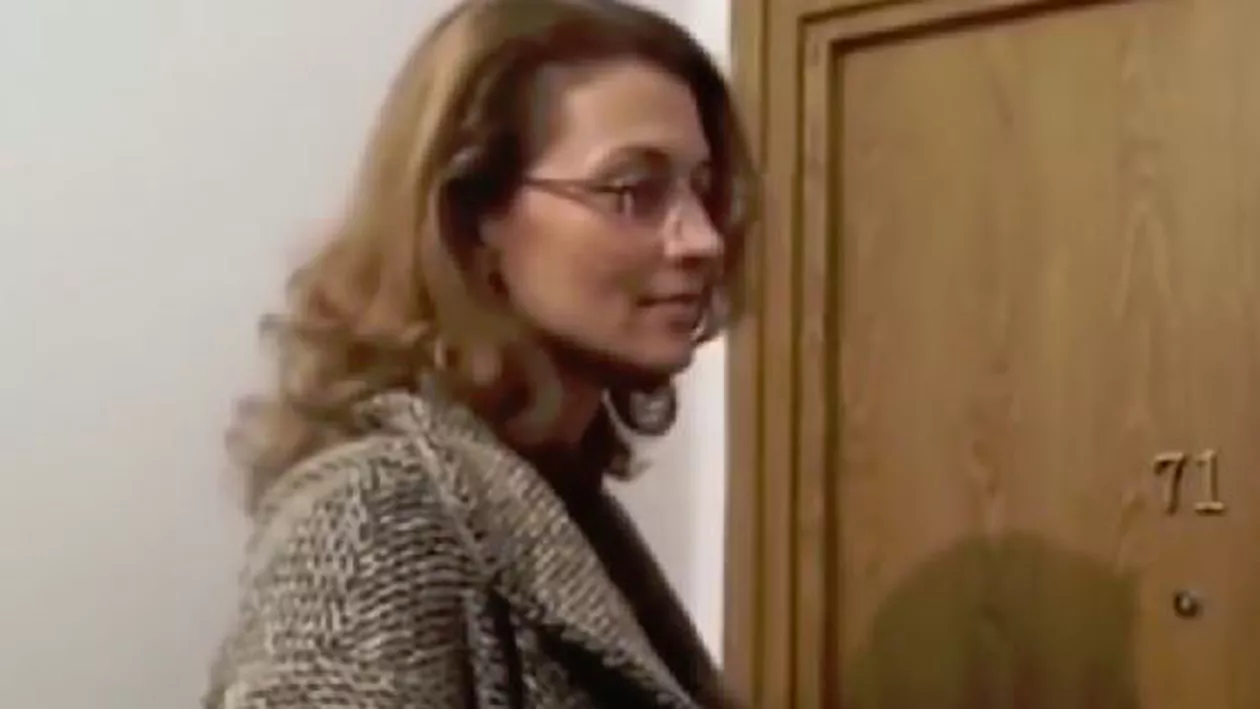 "Hoață! Vită încălțată! Nu ai ce căuta aici!". Alina Gorghiu a ajuns la ușa răposatului Vadim Tudor, într-un pamflet de excepție marca TNR (VIDEO)